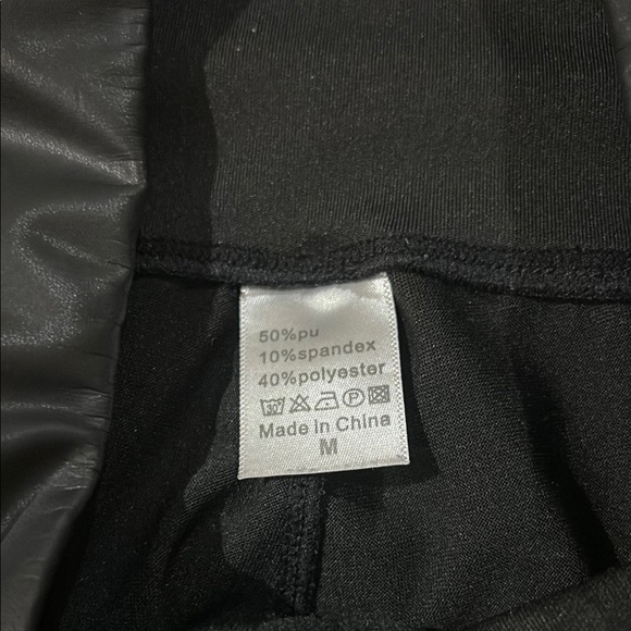 Sleek Black Faux Leather Leggings - Picture 4 of 6
